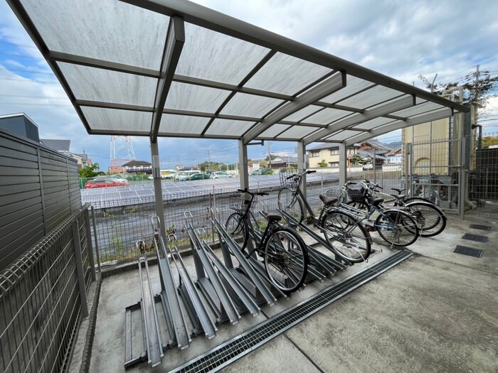 物件外観写真4　(駐輪場)