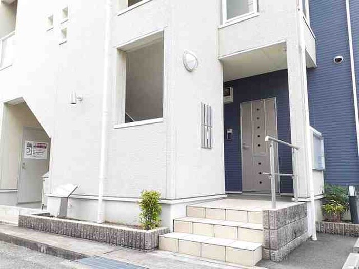 物件外観写真2　(エントランス部分)