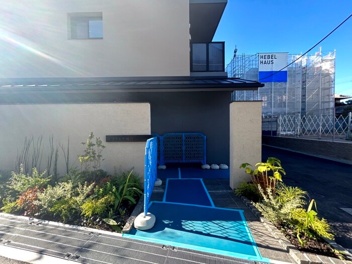 物件外観写真6　(エントランス部分)