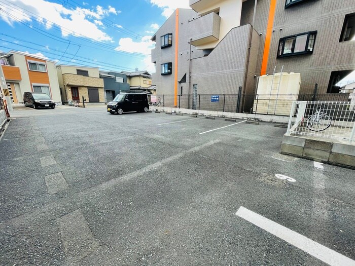 物件外観写真5　(駐車場)
