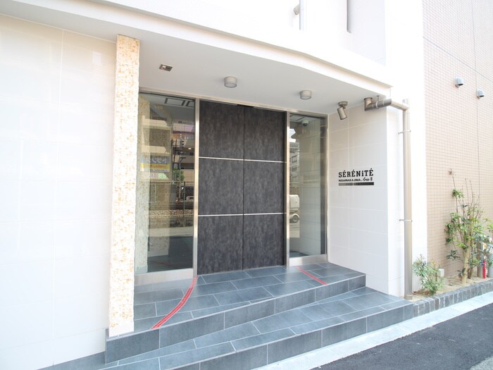 物件外観写真2　(エントランス部分)