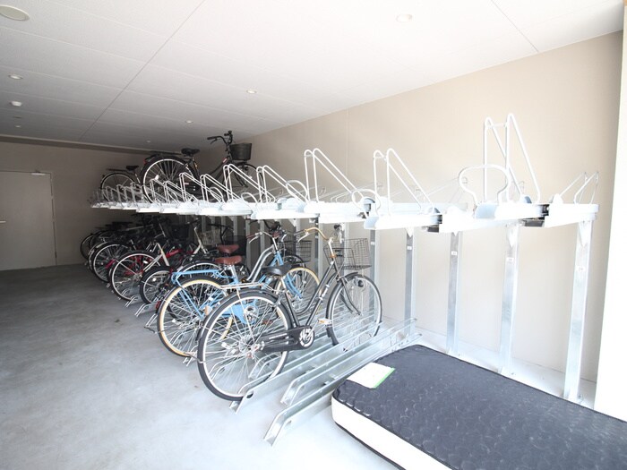 物件外観写真4　(駐輪場)