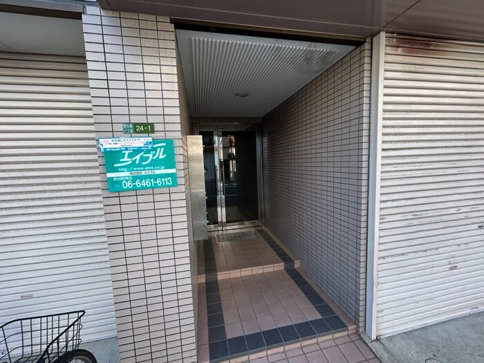 物件外観写真2　(エントランス部分)