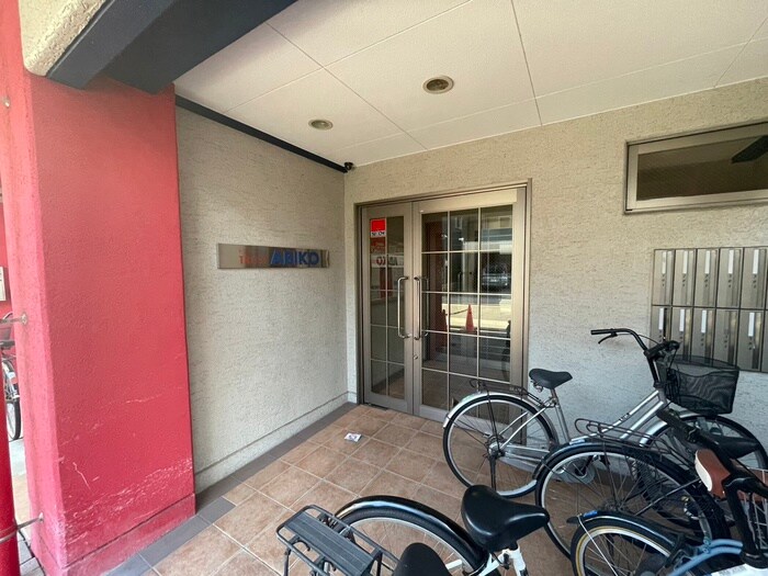 物件外観写真3　(エントランス部分)