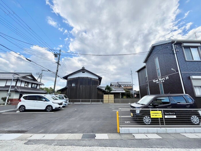 物件外観写真3　(駐車場)