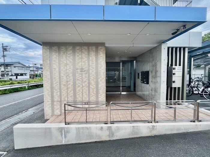 物件外観写真2　(エントランス部分)