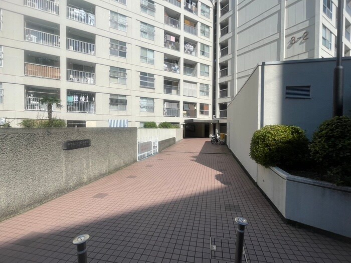 物件外観写真2　(エントランス部分)