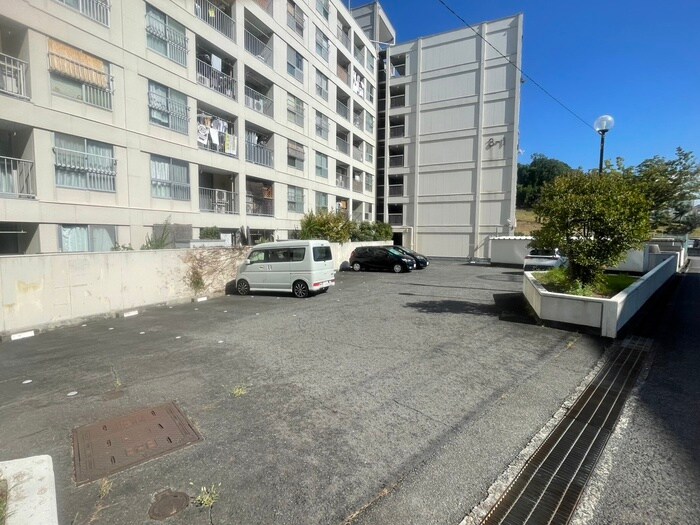 物件外観写真6　(駐車場)