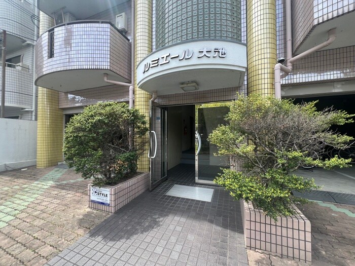 物件外観写真3　(エントランス部分)