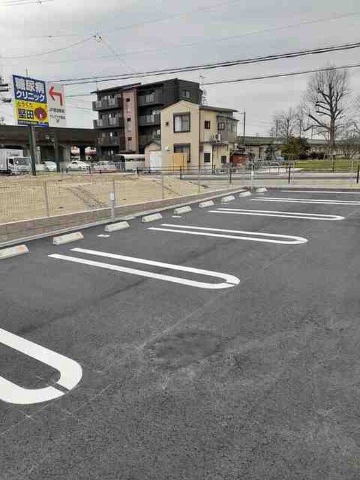 物件外観写真3　(駐車場)