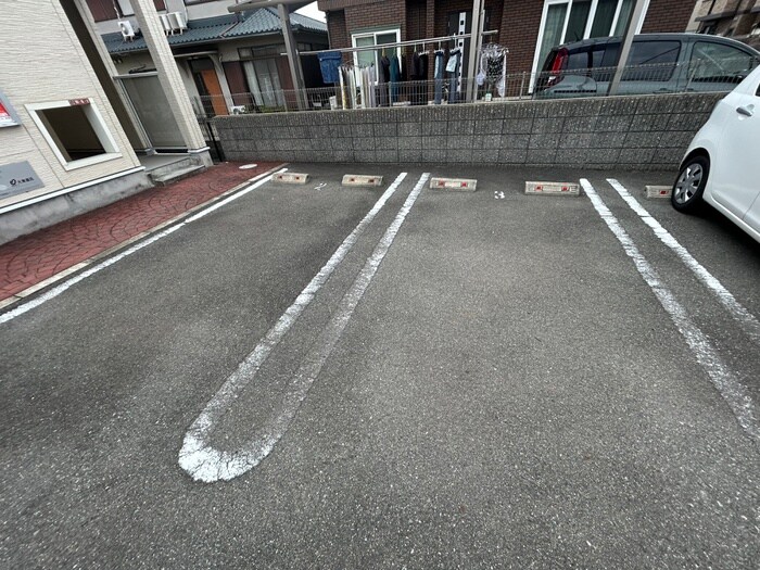 物件外観写真2　(駐車場)