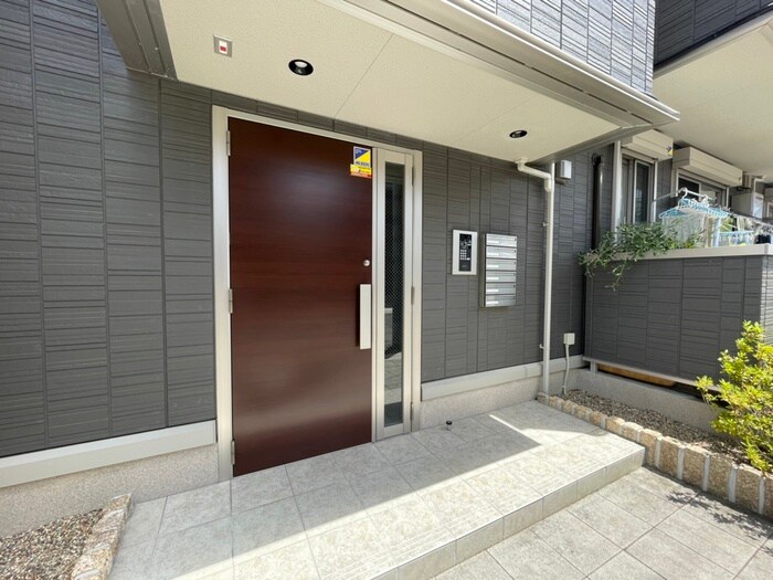 物件外観写真2　(エントランス部分)