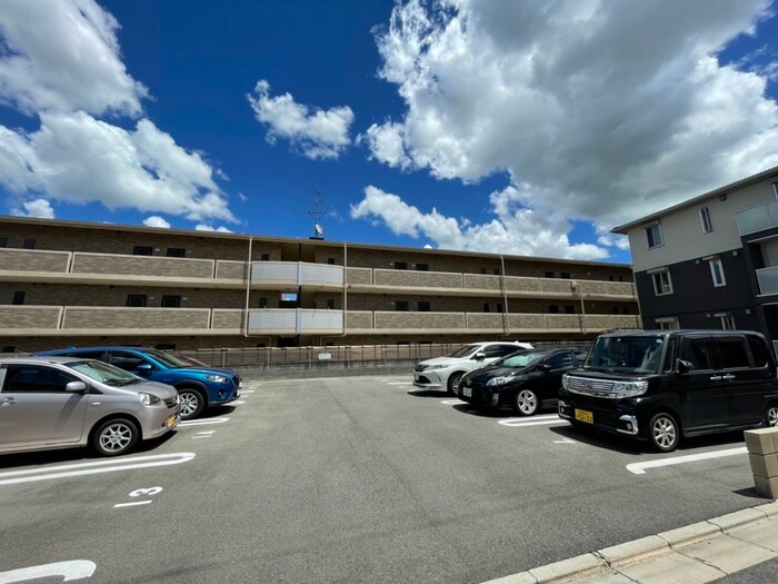 物件外観写真4　(駐車場)