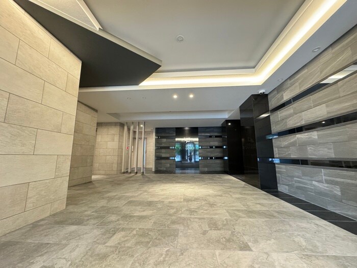 物件外観写真2　(エントランス部分)