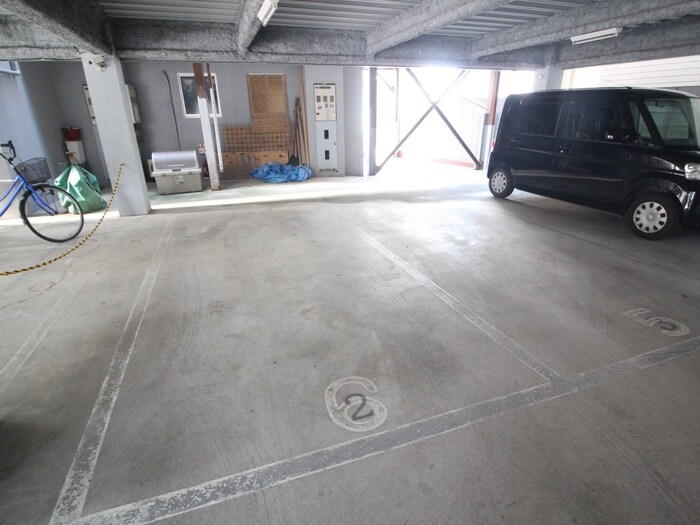 物件外観写真4　(駐車場)