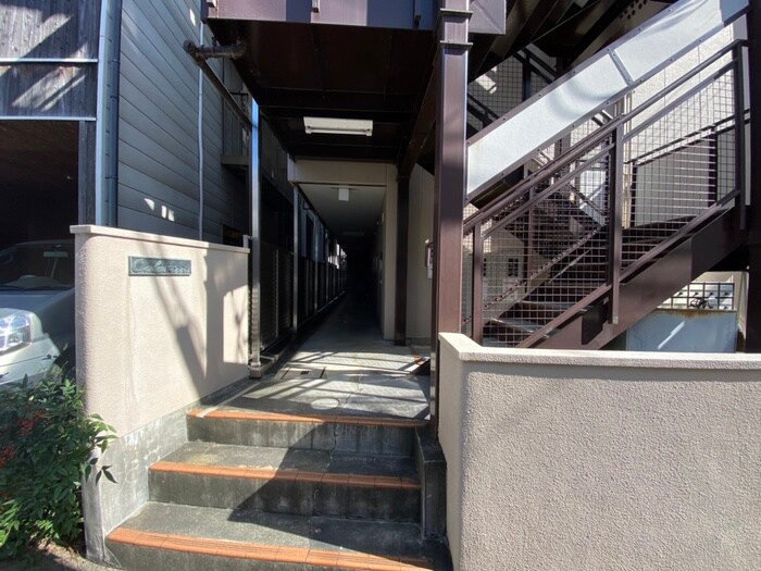 物件外観写真4　(エントランス部分)
