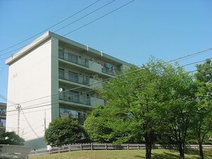 公社千里竹見台住宅A4棟（105）外観写真
