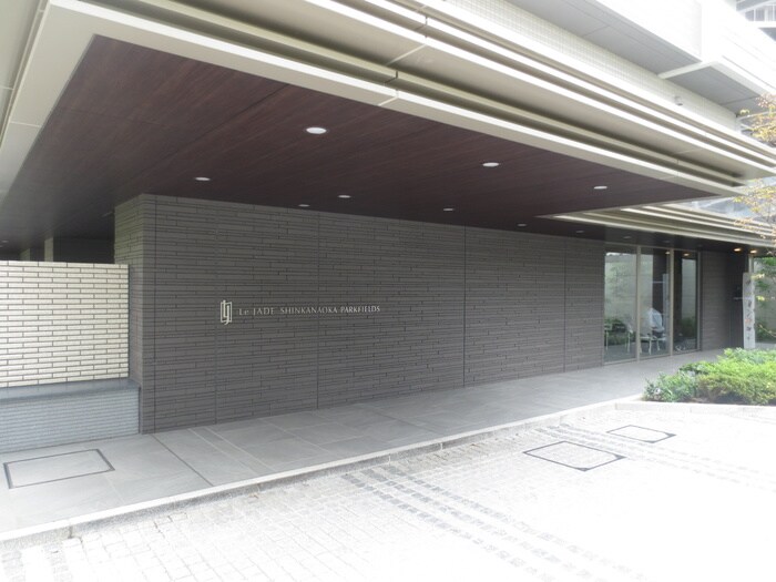 物件外観写真4　(エントランス部分)