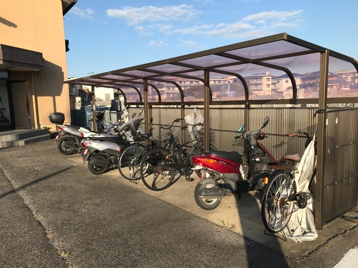 物件外観写真2　(駐輪場)