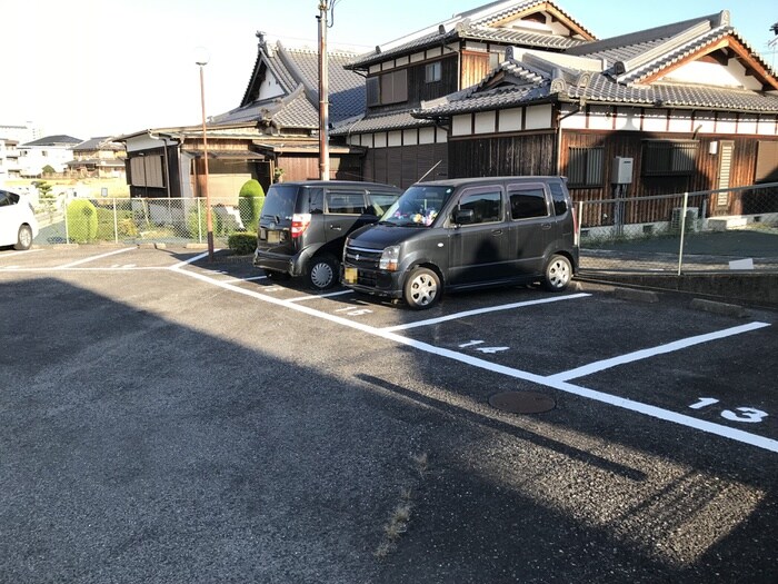 物件外観写真3　(駐車場)