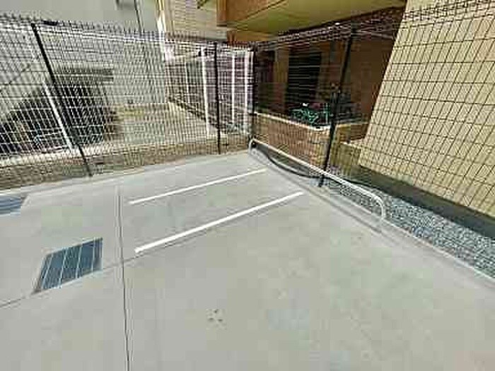 物件外観写真6　(バイク置き場)