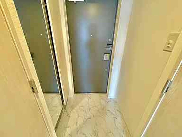 物件内観写真16　(玄関)