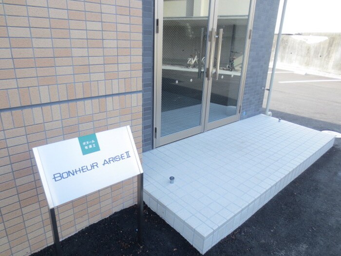 物件外観写真2　(エントランス部分)