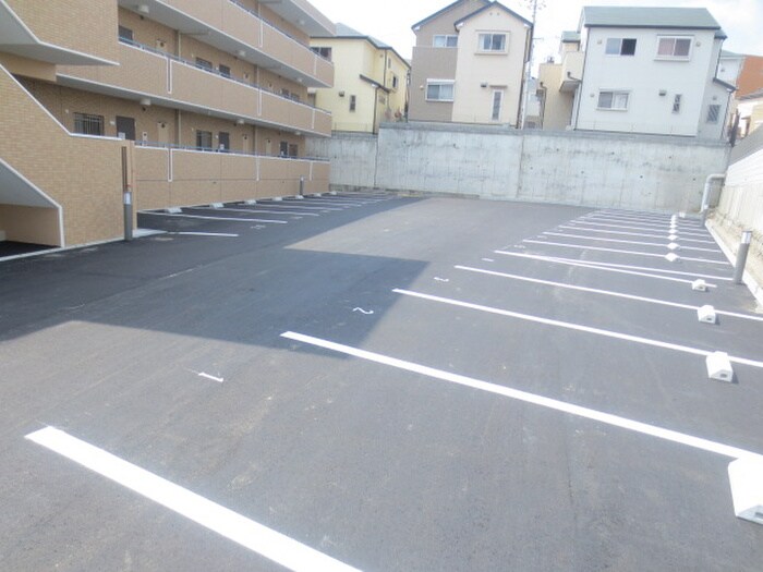 物件外観写真3　(駐車場)