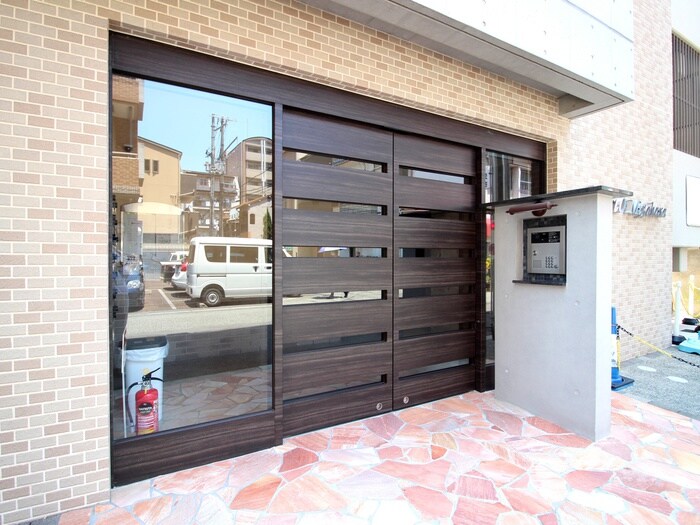 物件外観写真2　(エントランス部分)