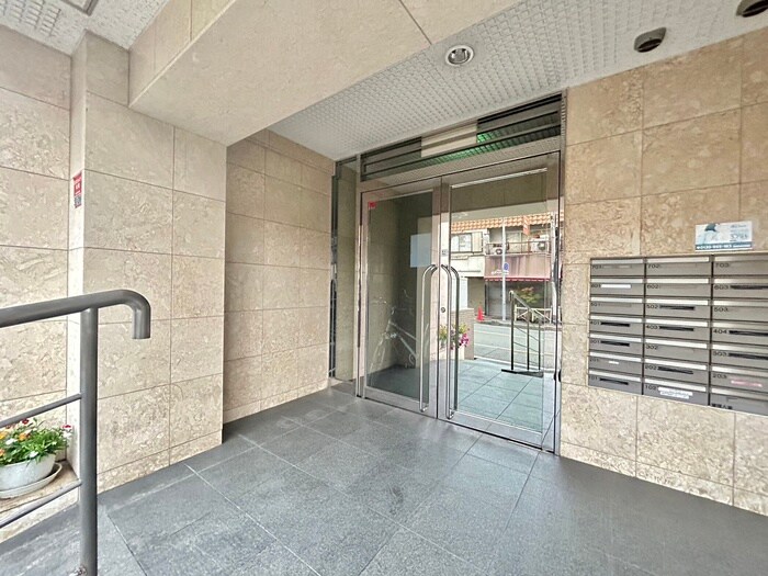 物件外観写真2　(エントランス部分)