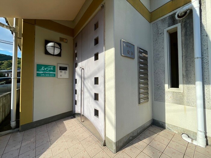 物件外観写真3　(エントランス部分)