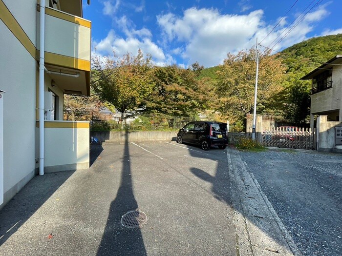 物件外観写真4　(駐車場)