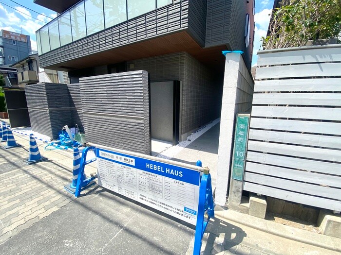 物件外観写真2　(エントランス部分)