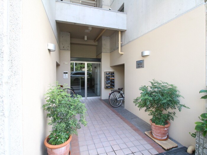 物件外観写真2　(エントランス部分)