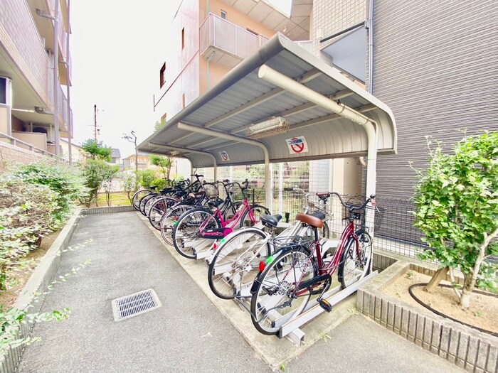 物件外観写真4　(駐輪場)