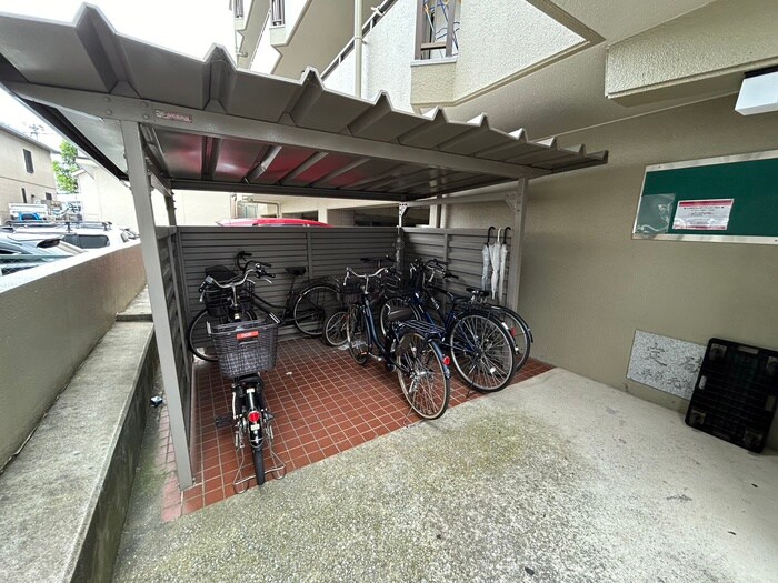 物件外観写真2　(駐輪場)