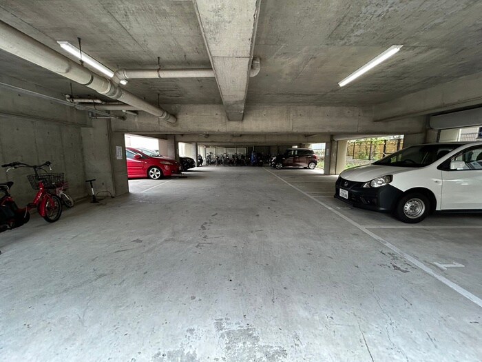 物件外観写真3　(駐車場)