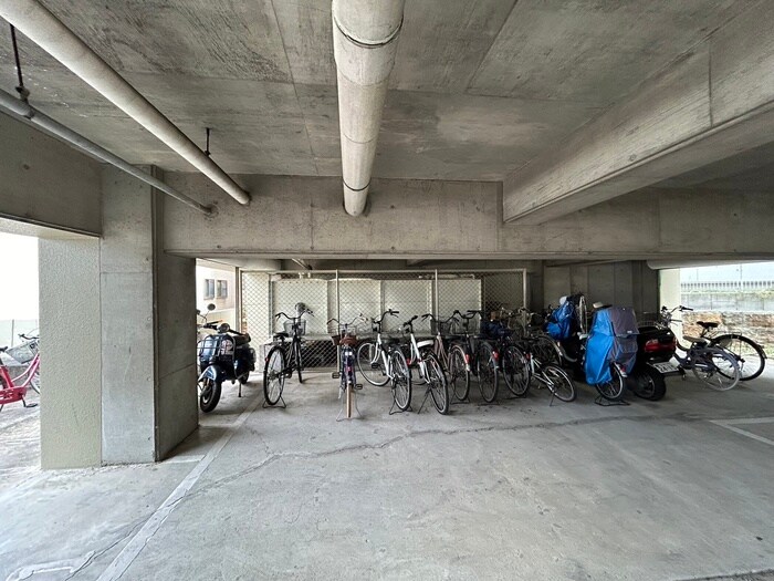 物件外観写真4　(バイク置き場)