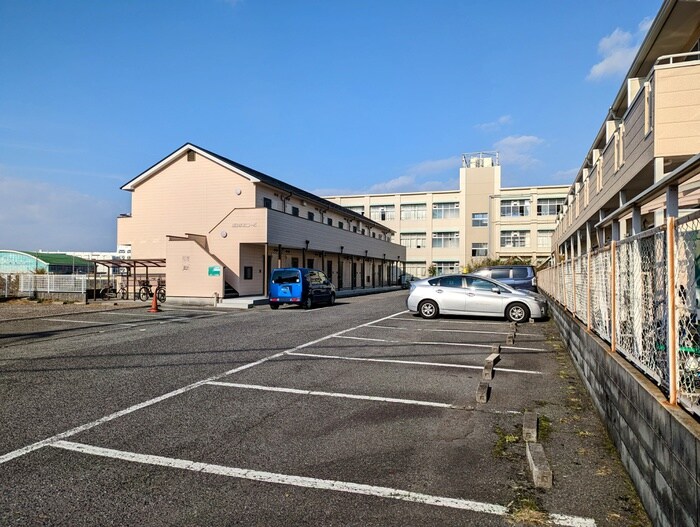 物件外観写真5　(駐車場)