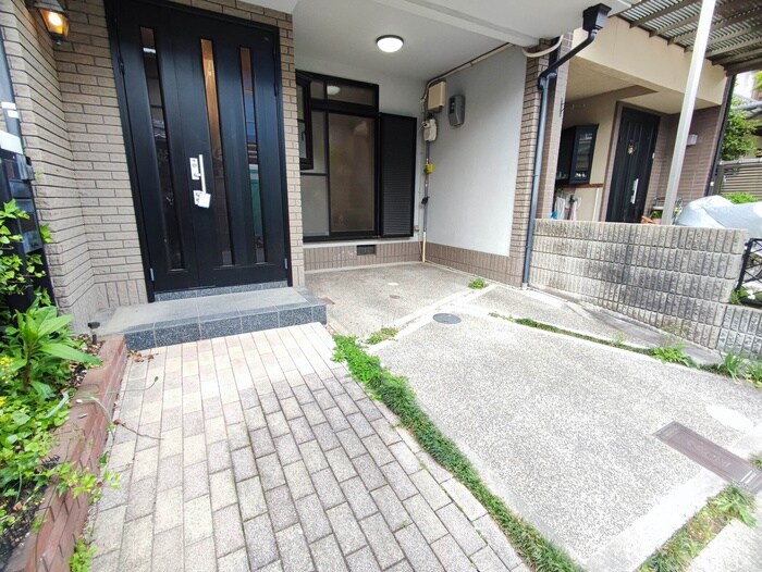 物件外観写真3　(エントランス部分)