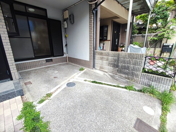 物件外観写真4　(駐車場)