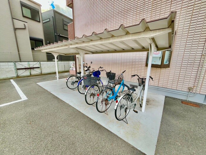 物件外観写真4　(駐輪場)