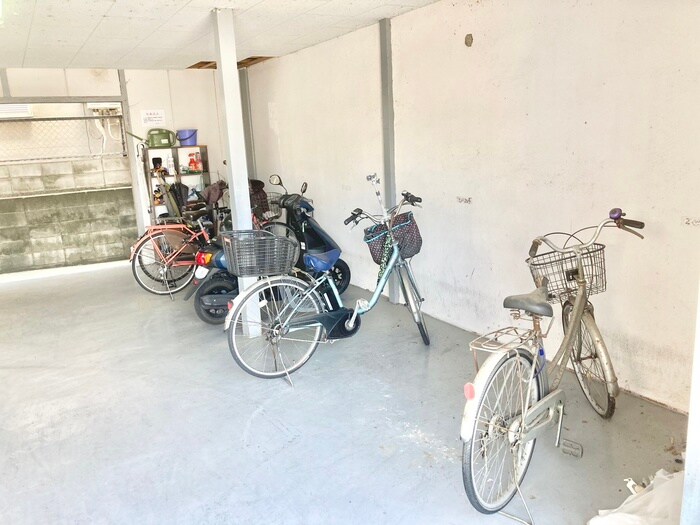 物件外観写真4　(駐輪場)
