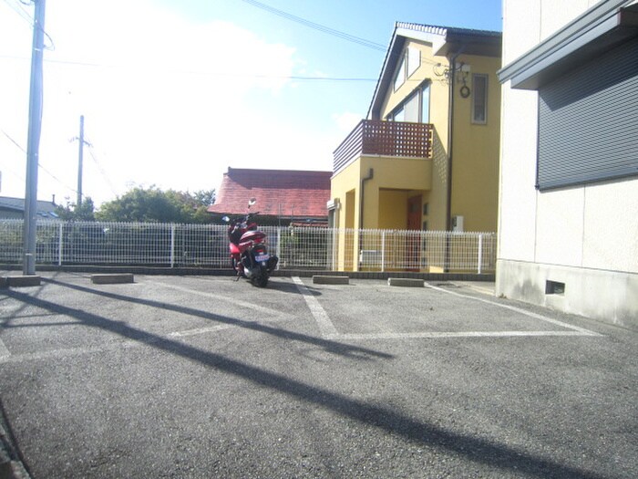 物件外観写真4　(駐車場)