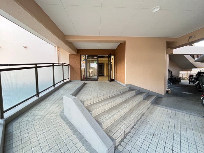 物件外観写真3　(エントランス部分)