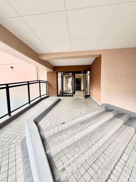 物件外観写真3　(エントランス部分)