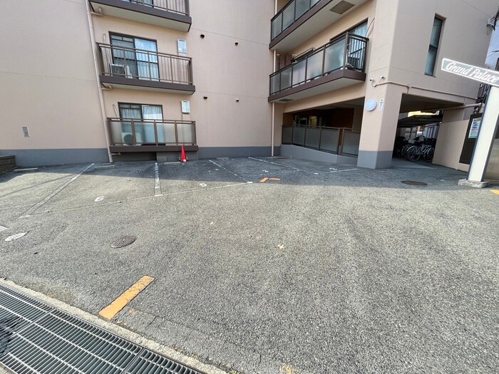 物件外観写真4　(駐車場)