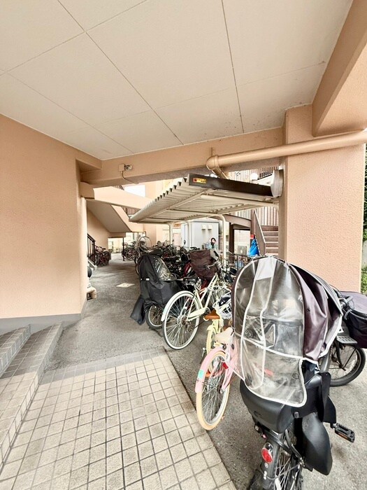 物件外観写真5　(駐輪場)