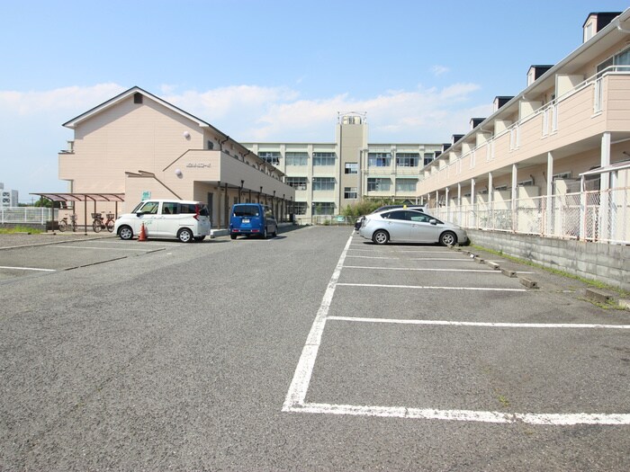 物件外観写真3　(駐車場)