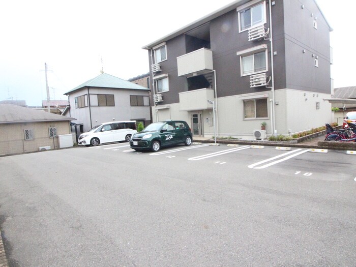 物件外観写真5　(駐車場)